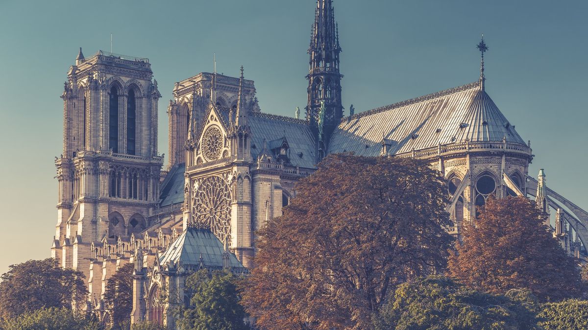 Aktivisté si stěžují na Notre-Dame. Vadí jim překlady jen do angličtiny