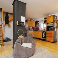 V přízemí s krbovými kamny (podporujícími tepelné čerpadlo) uprostřed je takříkajíc vše v jednom. Za kuchyní je dívčí pokoj, který už je také vlastně ateliér, a koupelna.