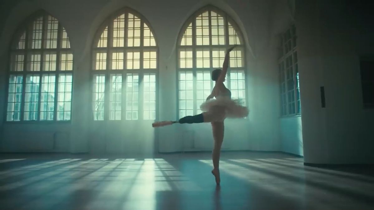 Dívka přišla o nohu, nyní tančí v reklamě na Toyotu