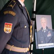 Ve Velké Británii dokončil odborný výcvik v dubnu 1941 a byl zařazen jako mechanik k československé stíhací peruti RAF