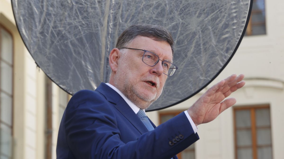 Stát uspoří téměř 80 miliard u sebe. Škrtá dotace, šetří i na platech a provozu