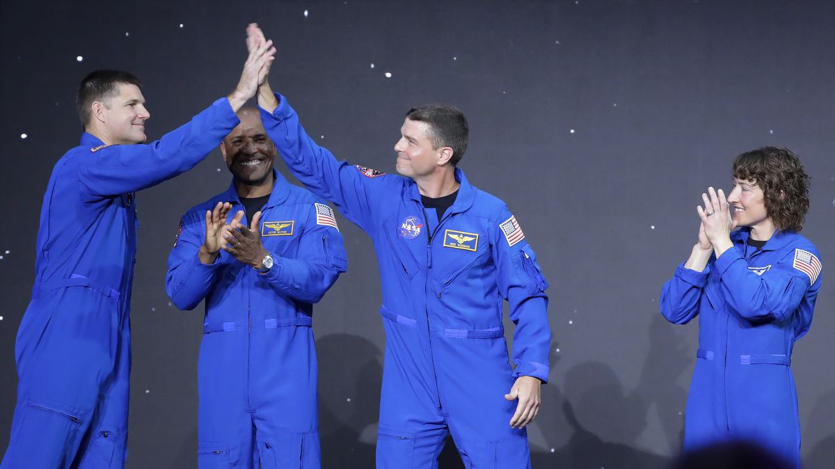 NASA představila astronauty, kteří obletí Měsíc