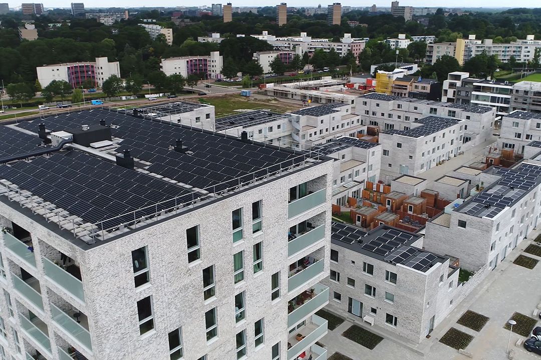 Bytové domy od července využijí víc elektřiny vyrobené na střeše