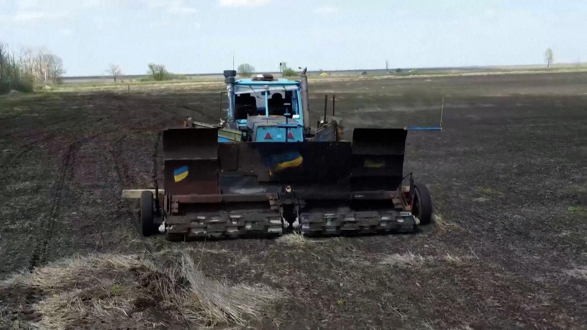 Ukrajinský farmář odminovává pole traktorem na dálkové ovládání