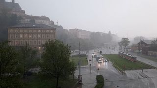 Bouřky přinesly déšť a kroupy. Na Moravě byla zaplavena dálnice