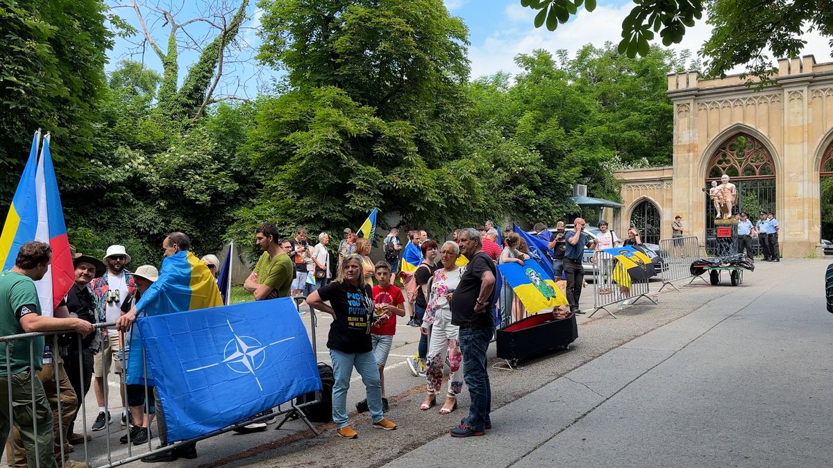 Odpůrci i podporovatelé Ruska protestují u ambasády