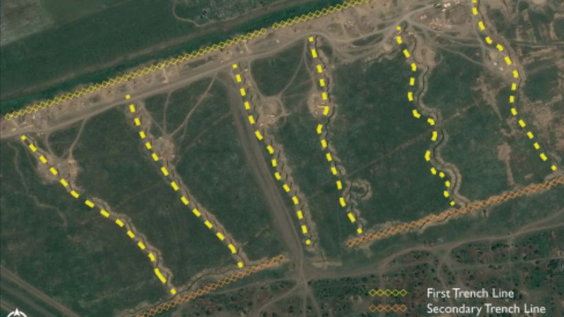 Rusko buduje obranu Krymu. Ukazují to snímky devítikilometrového pásu příkopů