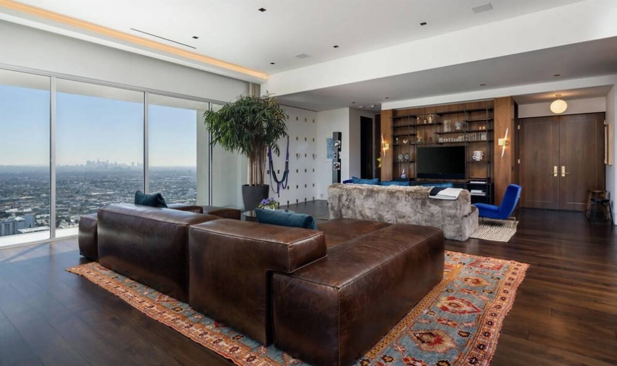 Podlahy i dveře v bytě jsou z tmavého ořechového dřeva.