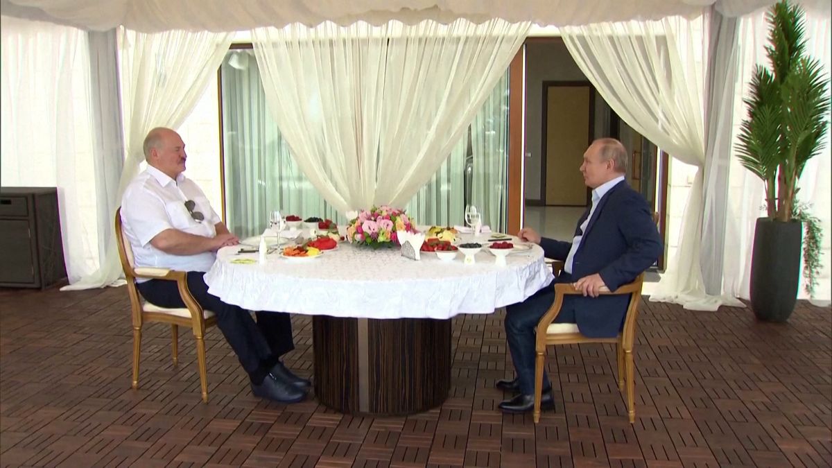 Pohoda v Soči. Putin a Lukašenko při obědě dohodli přesný termín přesunu jaderných zbraní