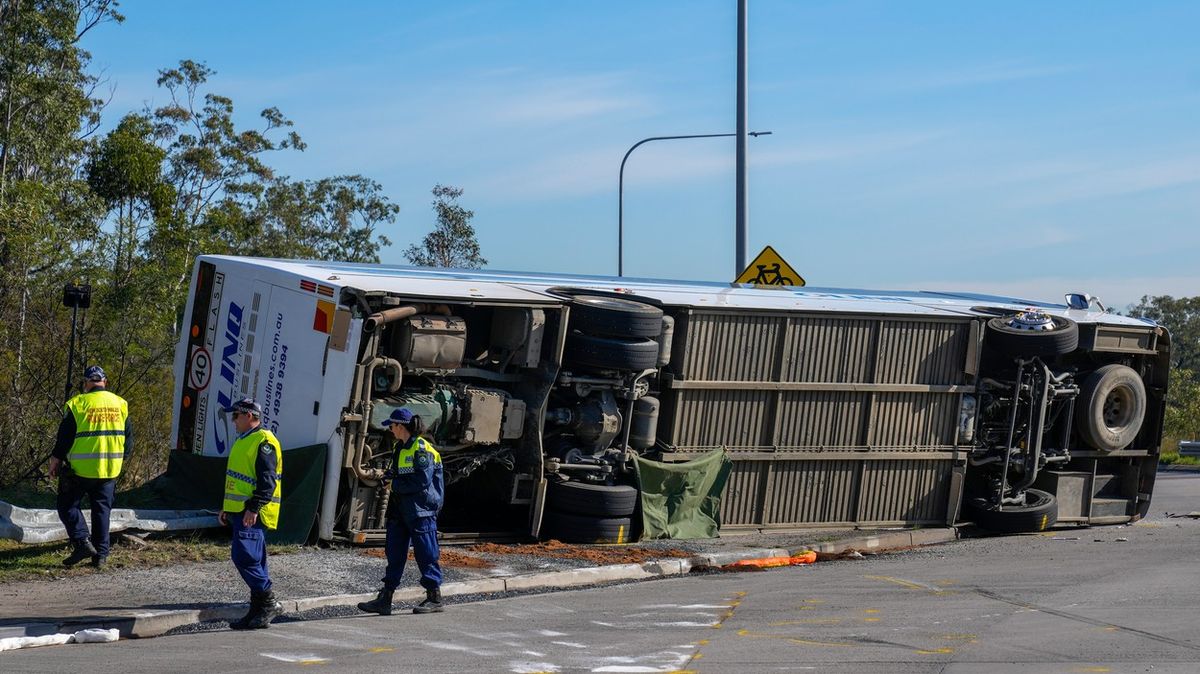 Při nehodě autobusu v Austrálii zemřelo nejméně deset lidí