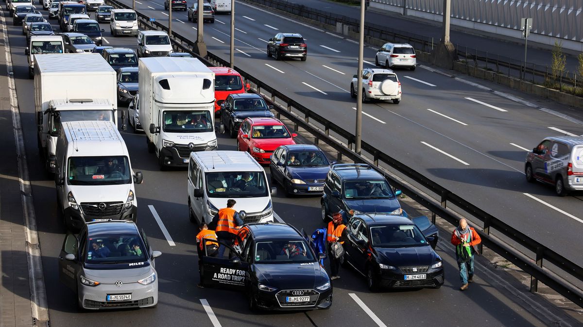 FOTO: Klimaaktivisté se v Berlíně přilepili k dálnici. Odvedli je až díky sbíječce