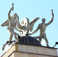 Světlonoši na střeše hradeckého nádraží