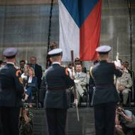 Některé stráže zvolily k vystoupení moderní rytmickou hudbu nebo osvědčené hitovky, takže zaznělo třeba „We Will Rock You“ nebo „I’m Blue“