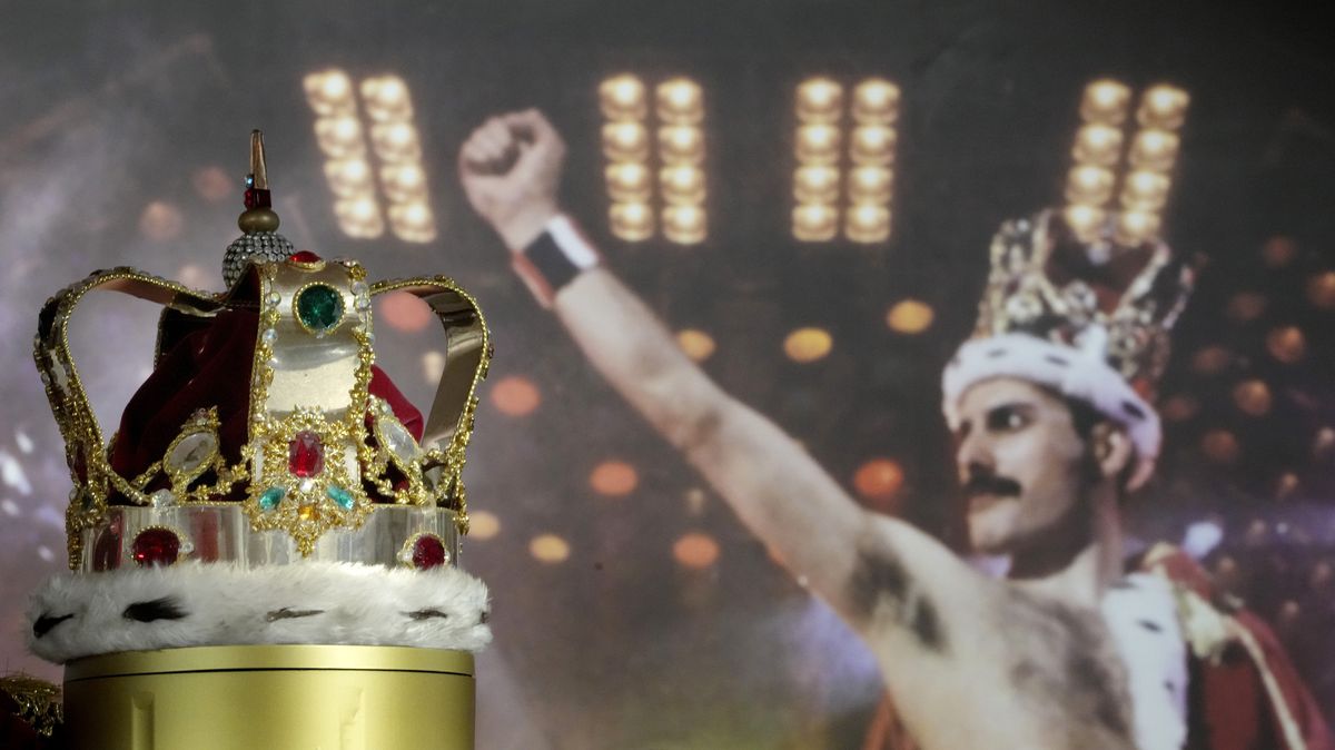 Před aukcí vystavují předměty Freddieho Mercuryho