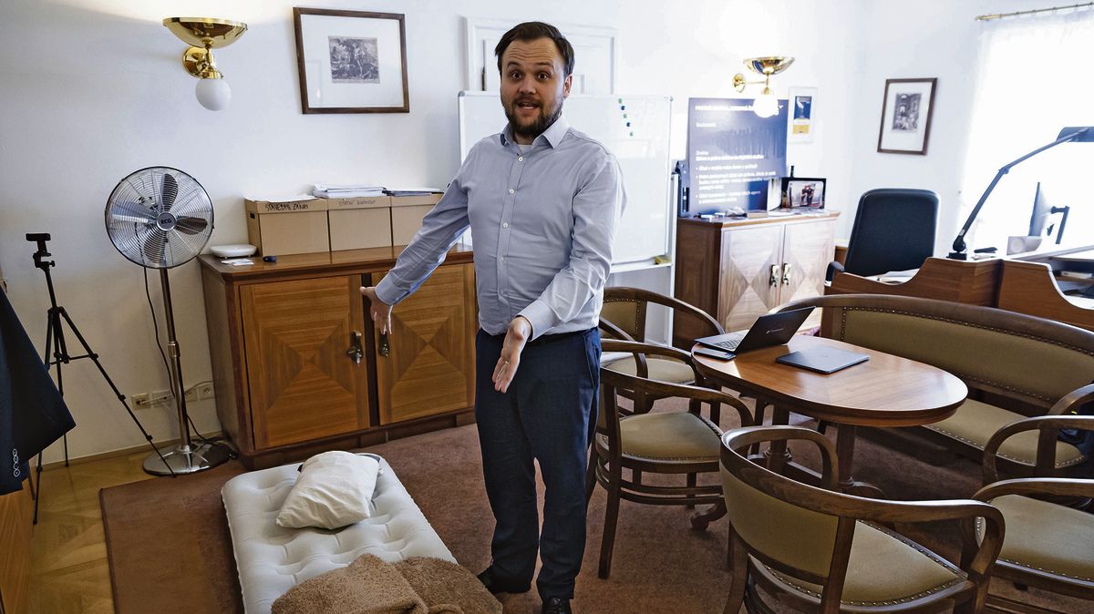 Bitva o škrty. Dojde opět na sněmovní spacáky?