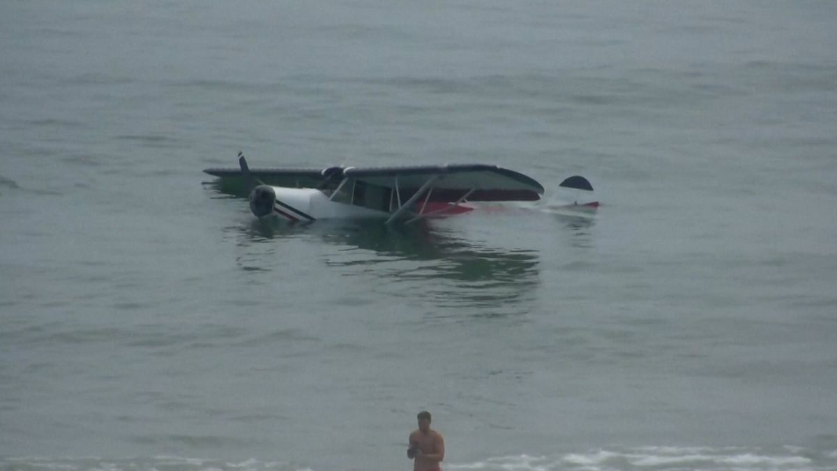 Malé letadlo se v New Hampshiru zřítilo do moře 30 metrů od zaplněné pláže. Nikdo neutrpěl zranění, ani pilot