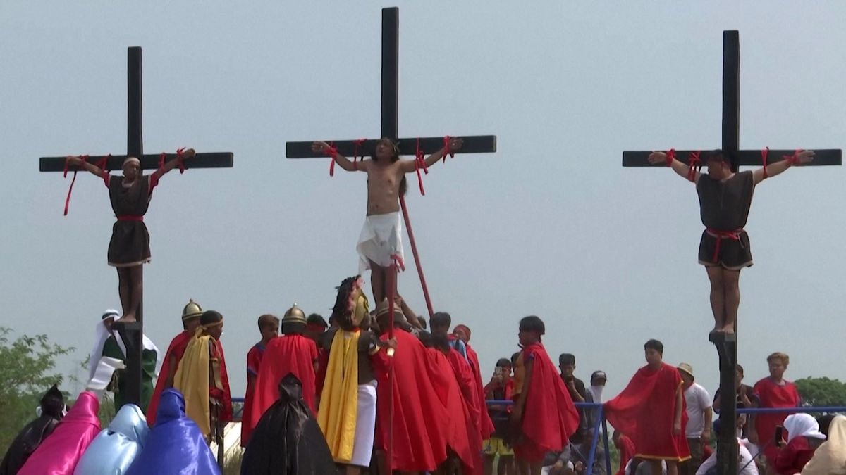Křesťané na Filipínách slavili po tříleté covidové pauze Velký pátek, nechali se ukřižovat