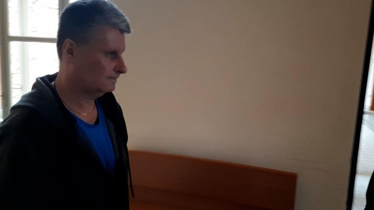 Hrubé šlendriánství. Soudce zpřísnil trest tramvajákovi, který skřípl do dveří dítě
