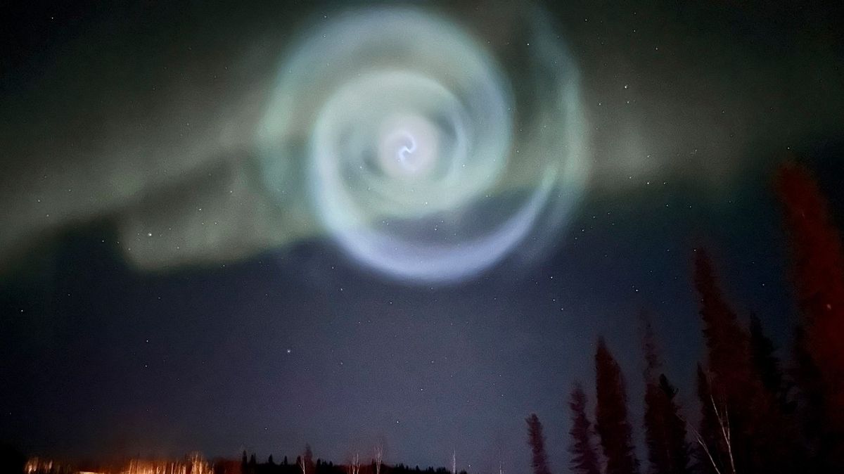 Kosmická raketa vytvořila nad Aljaškou zářivou spirálu
