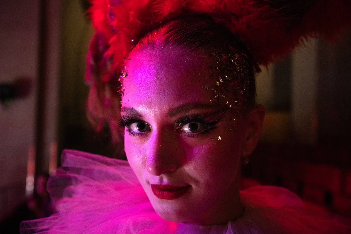 Vystupující dívky mají extravagantní kostýmy a make-up, který zaujme hned na první pohled