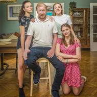 Martin Pechlát se svými seriálovými dcerami Veronikou Divišovou, Agátou Kryštůfkovou a Štěpánkou Fingerhutovou. Seriál Táta v nesnázích (2023), Voyo/Nova