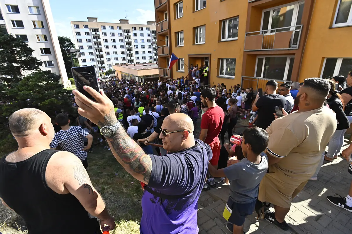 <p>V Krupce na Teplicku se shromáždily 18. července 2023 odhadem tři stovky Romů, volají po větší bezpečnosti, účastníci se vydali na pochod městem. Napětí v Krupce vyvolal konflikt mezi několika lidmi na místním sídlišti.</p>