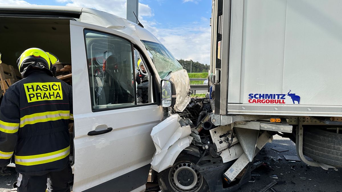 Střet dodávky s kamionem na Pražském okruhu, na místo letí vrtulník