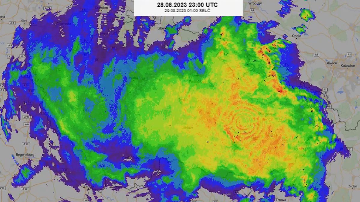 Ještě jednu noc. Vydatné deště a bouřky Česko dál potrápí, varovali meteorologové