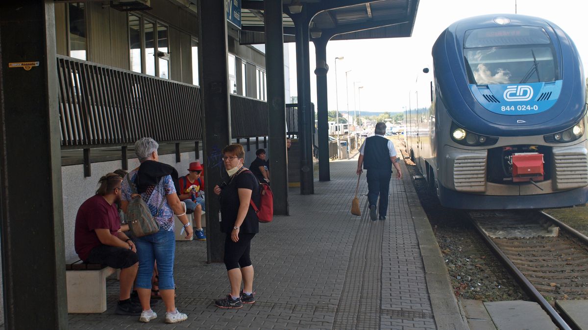 Vlaky mezi Prahou a Kralupy nabírají zpoždění, několik spojů bylo zrušeno