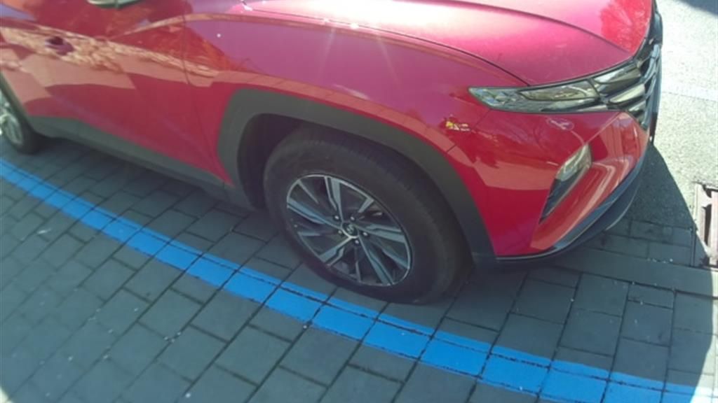 Aktivisté v Brně vypustili pneumatiky desítkám SUV
