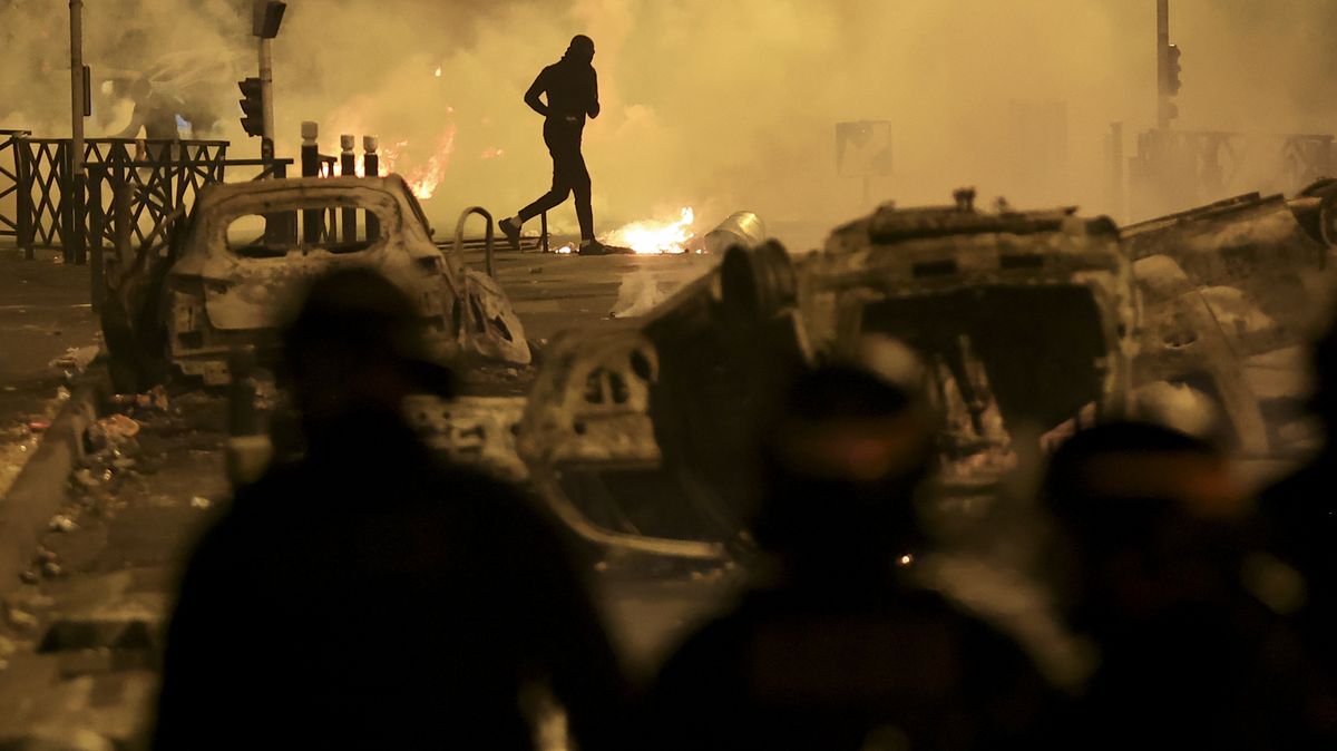 Noc čtvrtá. Policie rozhání další protest v Paříži