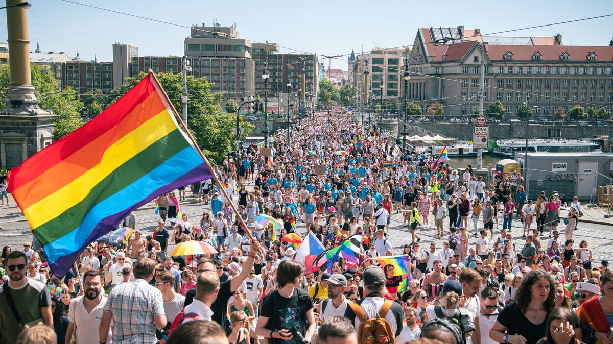 FOTO: Šedesát tisíc lidí zaplnilo Prahu během duhového pochodu Pride