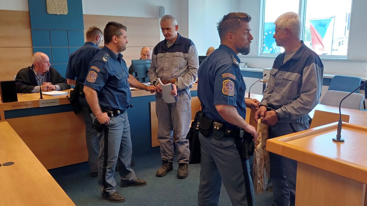 Celníkům sloužícím lihové mafii hrozí až 16 let vězení