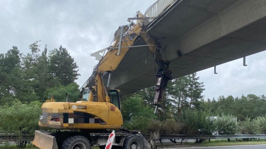 Rameno bagru narazilo do mostu na D11. Statik dálnici uzavřel