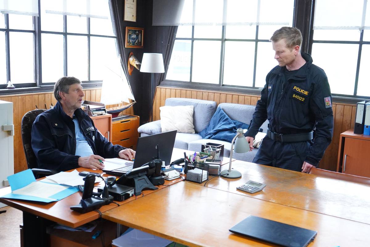 Velitelem policejních potápěčů je Ota Vopěnka, kterého hraje Václav Vydra.