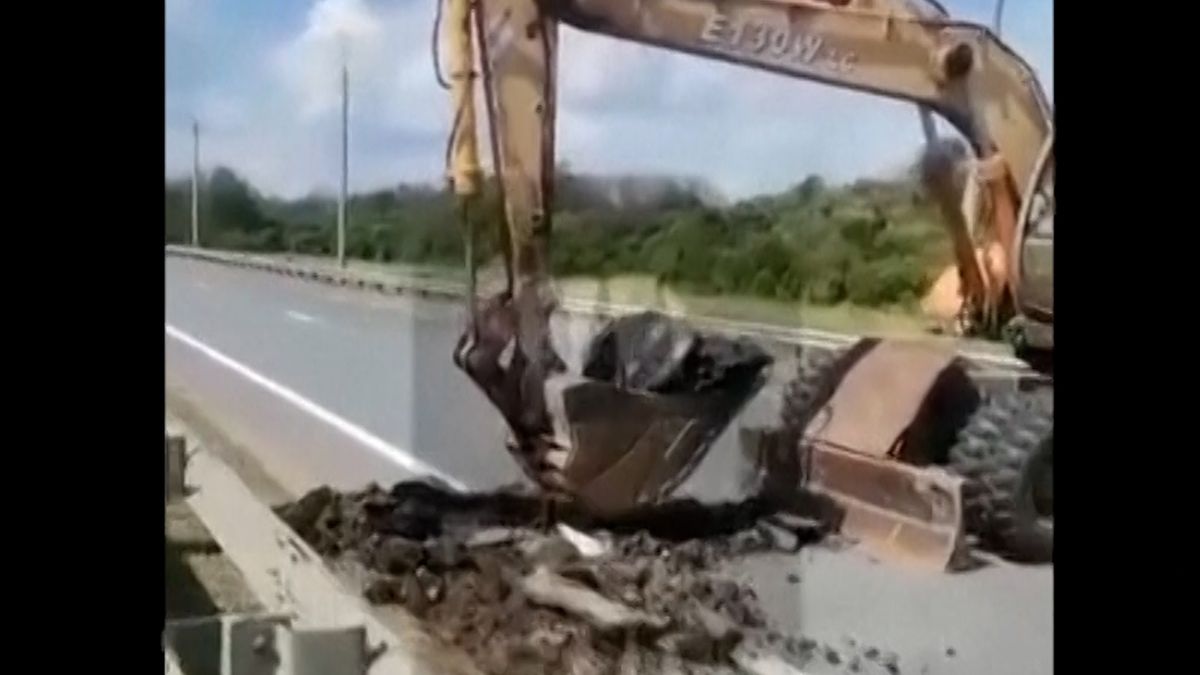Rusové rozrývají dálnici, aby wagnerovci nemohli projet