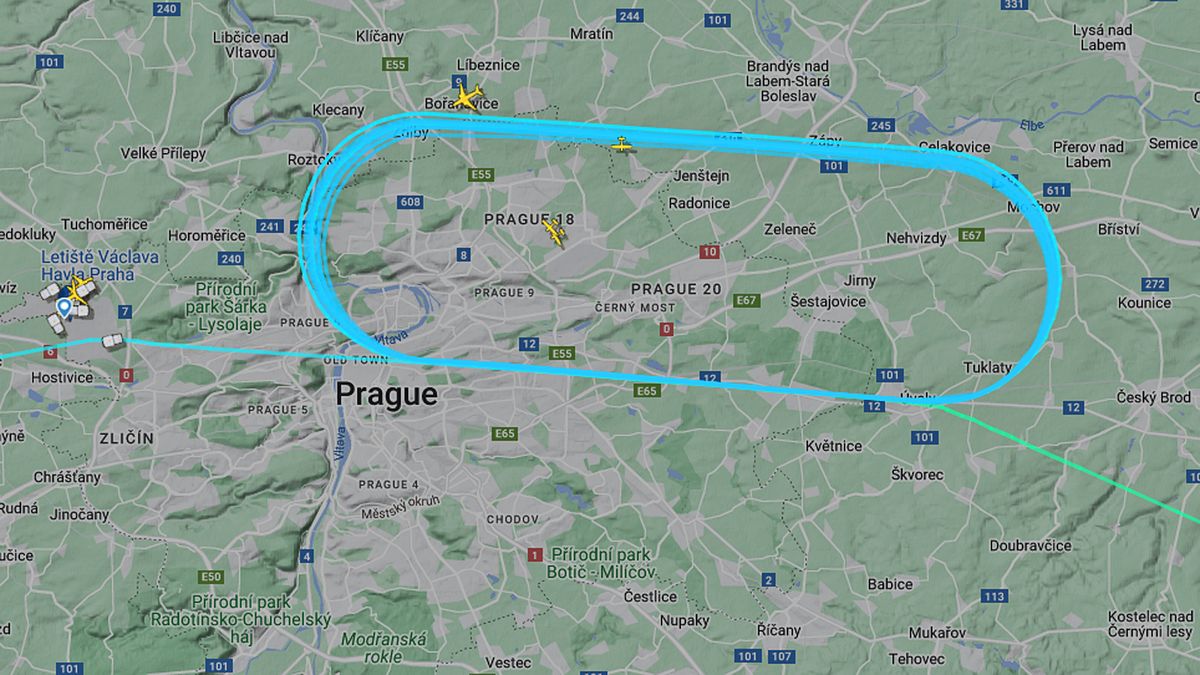Nad Prahou pořád dokola kroužil americký letoun