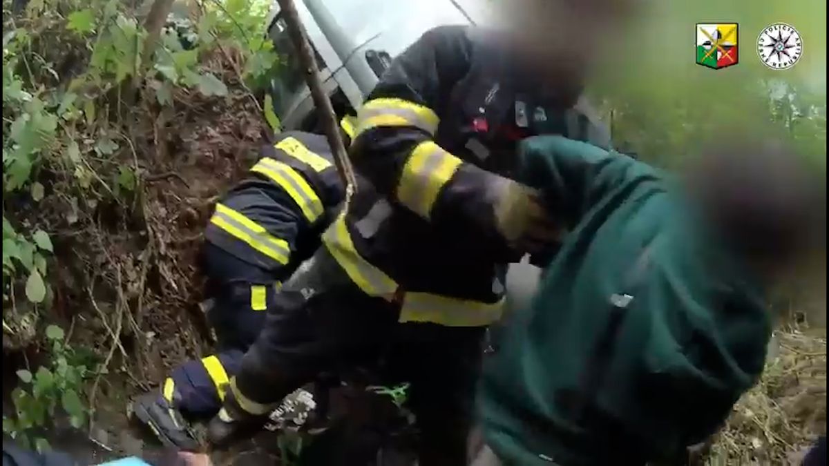 Záběry z nehody na Tachovsku. Policisté pomáhali dívce zaklíněné ve voze
