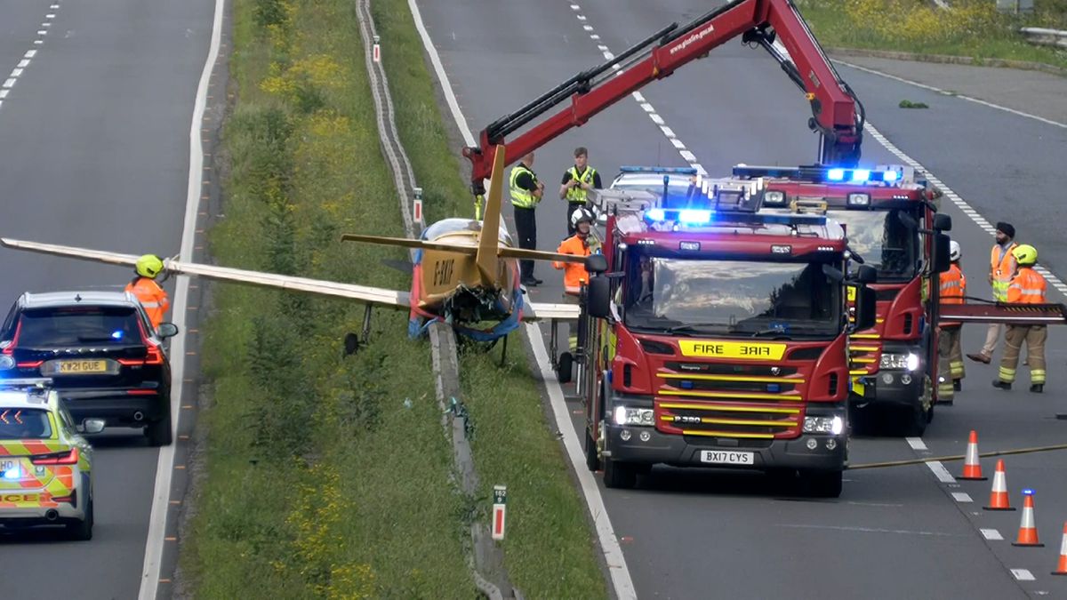 Na rušné silnici v Anglii nouzově přistálo malé letadlo