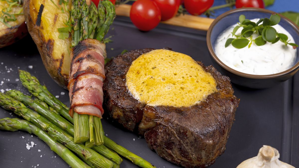 Recepty na grilování: rib eye steak, kuře v citrusové marinádě a jablka se salátem Waldorf