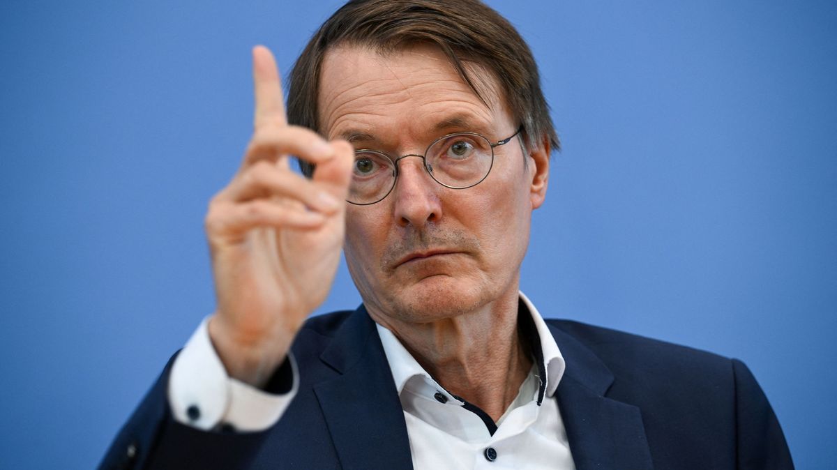 Italští hasiči doplnili vodu v obci, kde se rekreoval německý ministr. Jinde žádosti ignorovali
