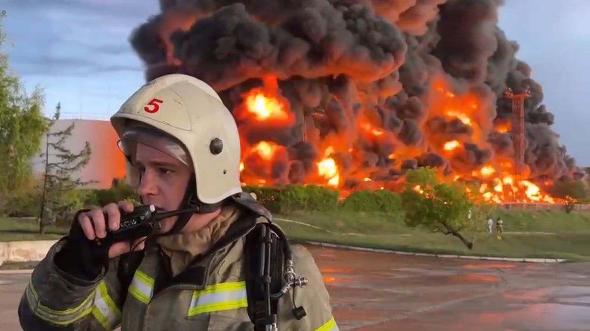 U Kerčského mostu hoří zásobník ropy