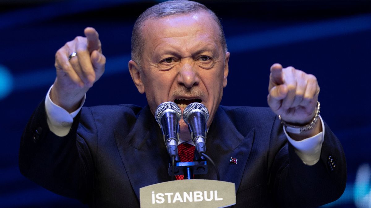 Turecká lira po Erdoganově vítězství klesla na rekordní minimum