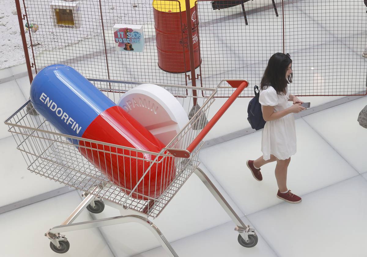 Výtvarník Pasta Oner vystavuje v galerii Lázně v Liberci.