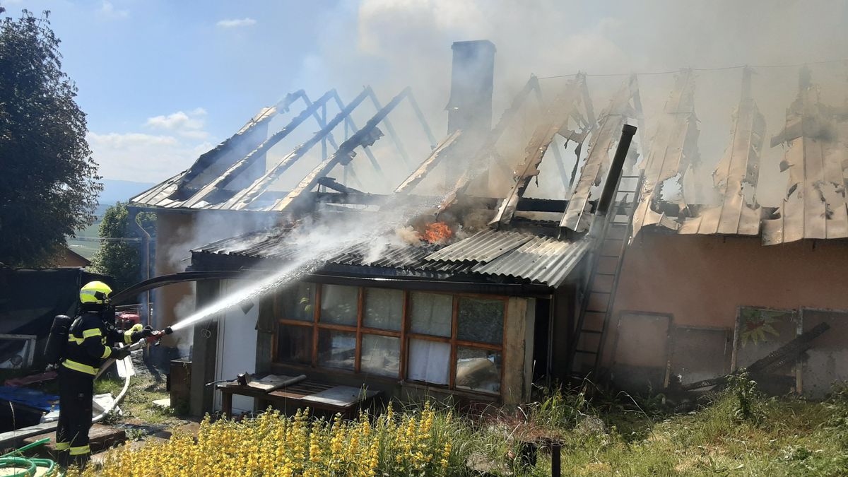Požár domu na Přerovsku: škoda nejméně dva miliony korun