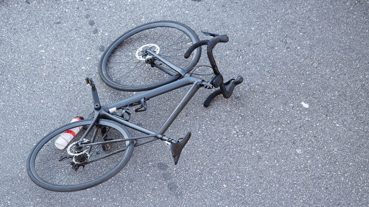 Cyklistka bez přilby spadla z kola, vážně si poranila hlavu