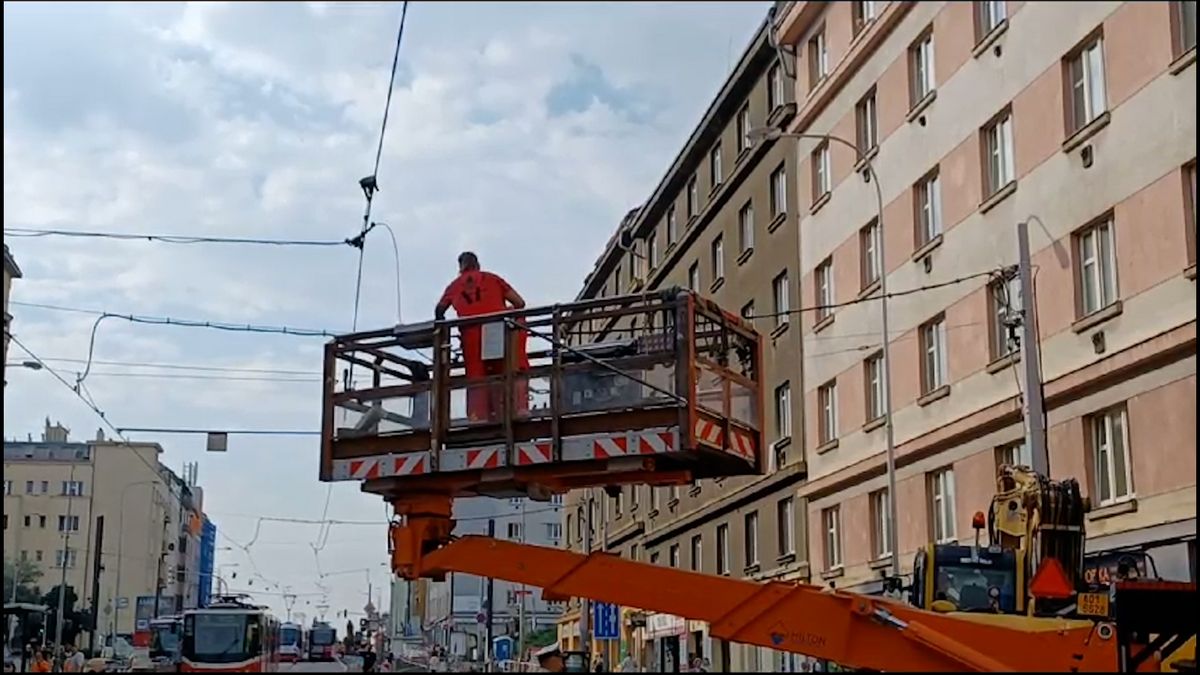 Stavební stroj strhl v Praze trolejové vedení