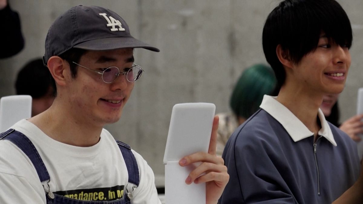 Japonci navštěvují kurzy usmívání. V pandemii to pod rouškami zapomněli