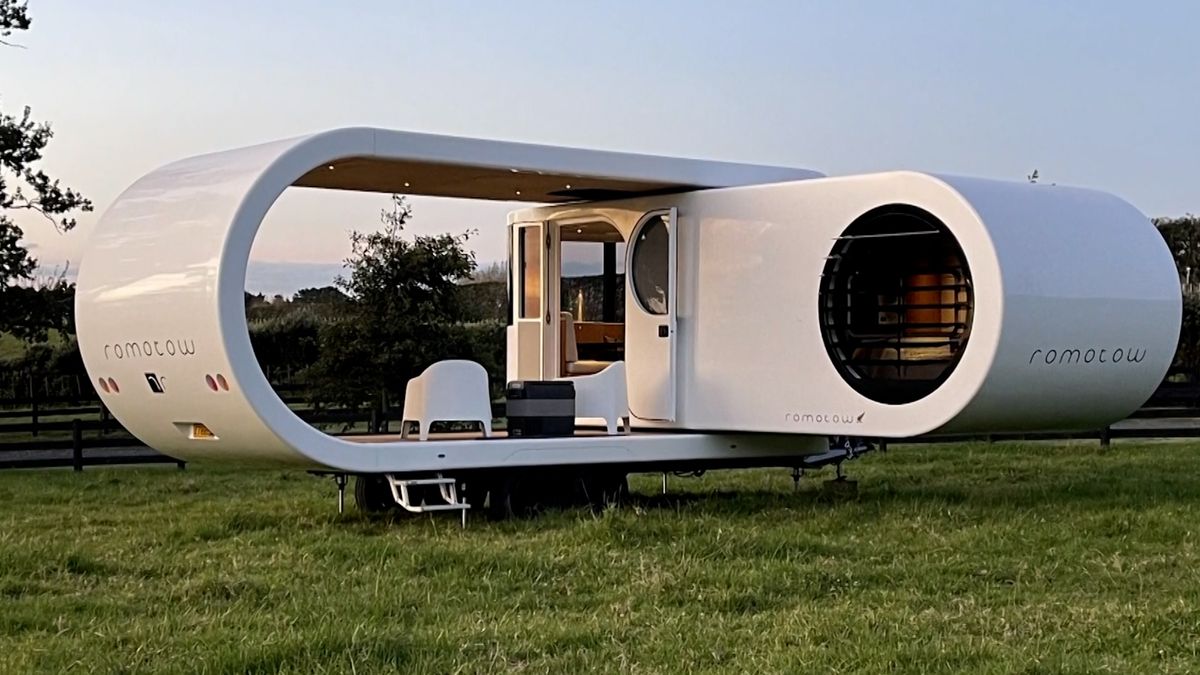Stylový karavan připomínající flashdisk nabídne i zastřešenou terasu