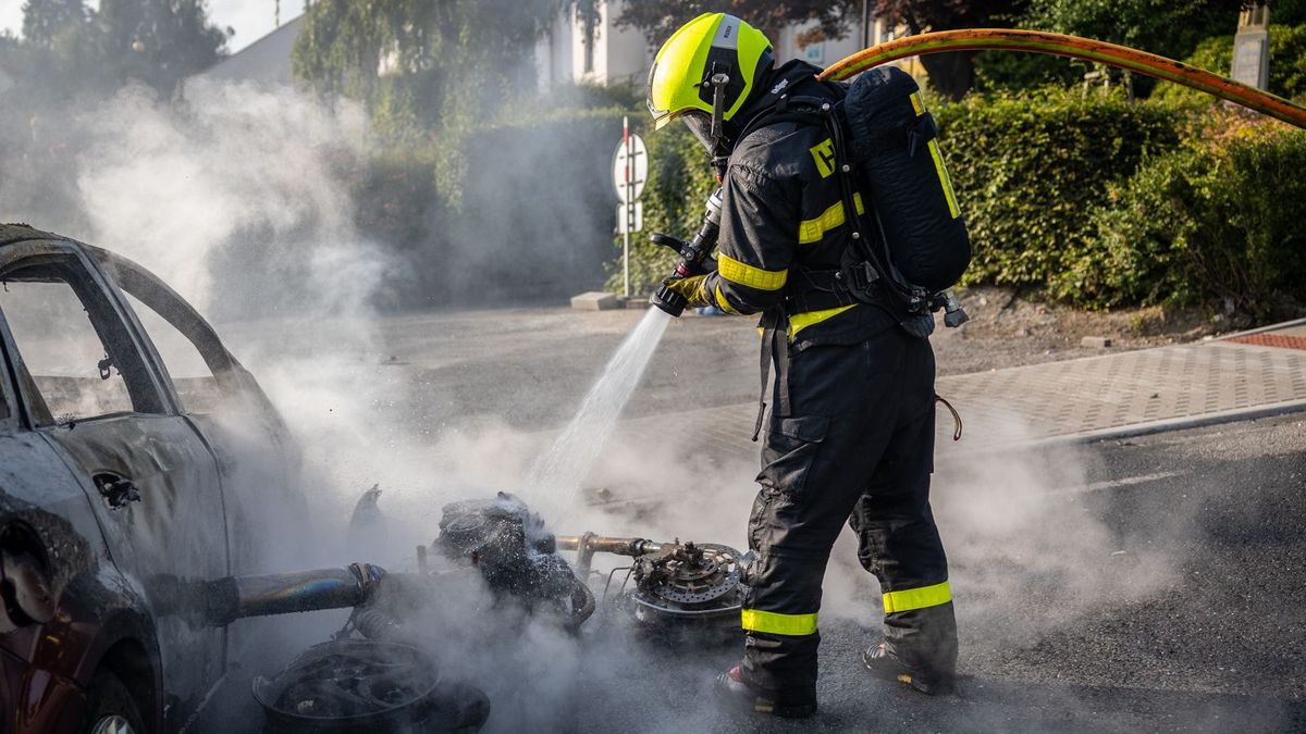 Auto i motorka skončily po střetu na Frýdecko-Místecku v plamenech
